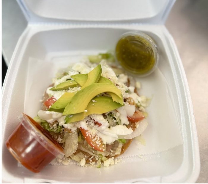 Tostada de frijoles